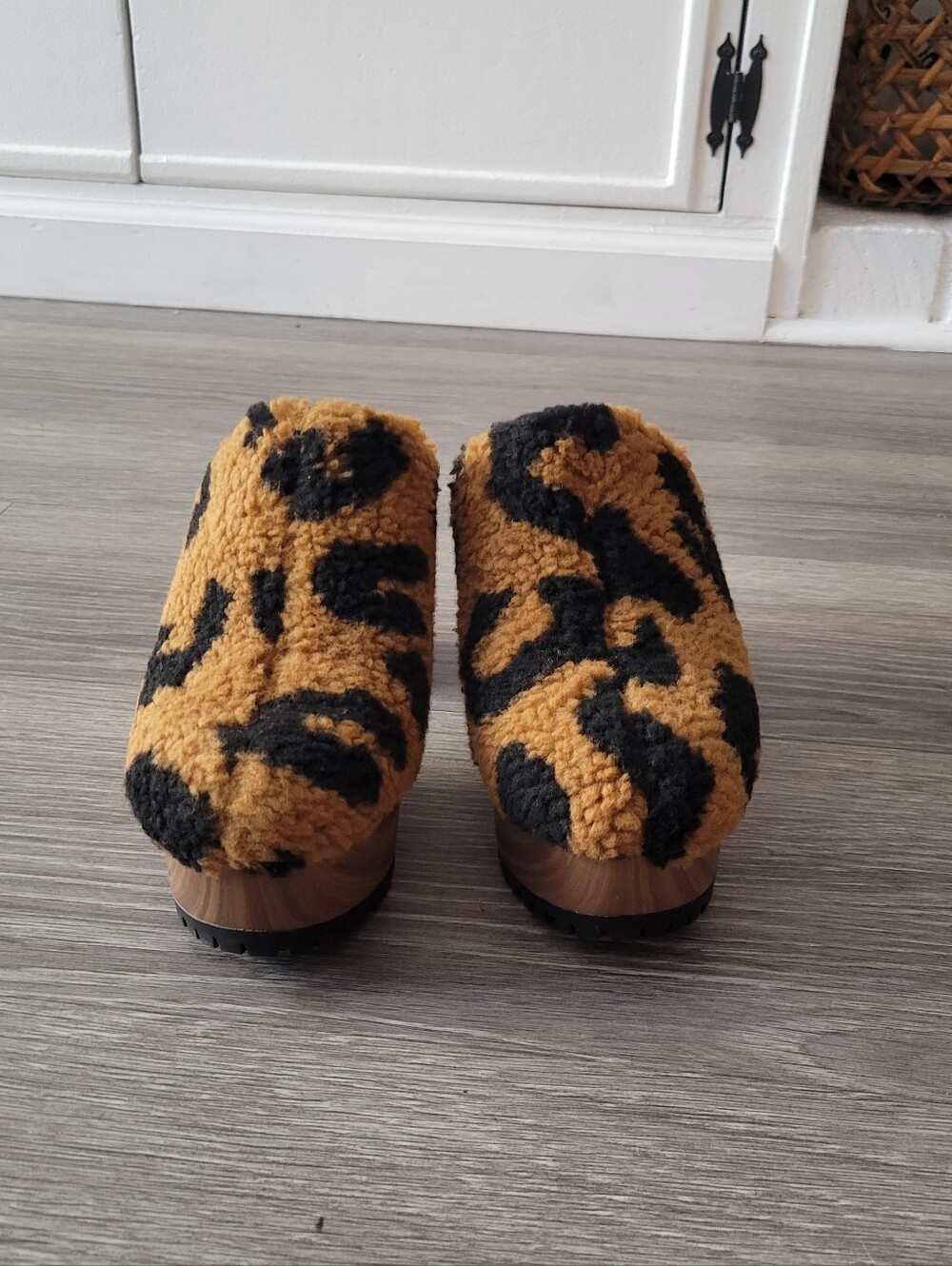 Mobwife Faux Fur Leopard Print Sherpa Chunky Platform Clogs Size 7 - Picture 4 of 8